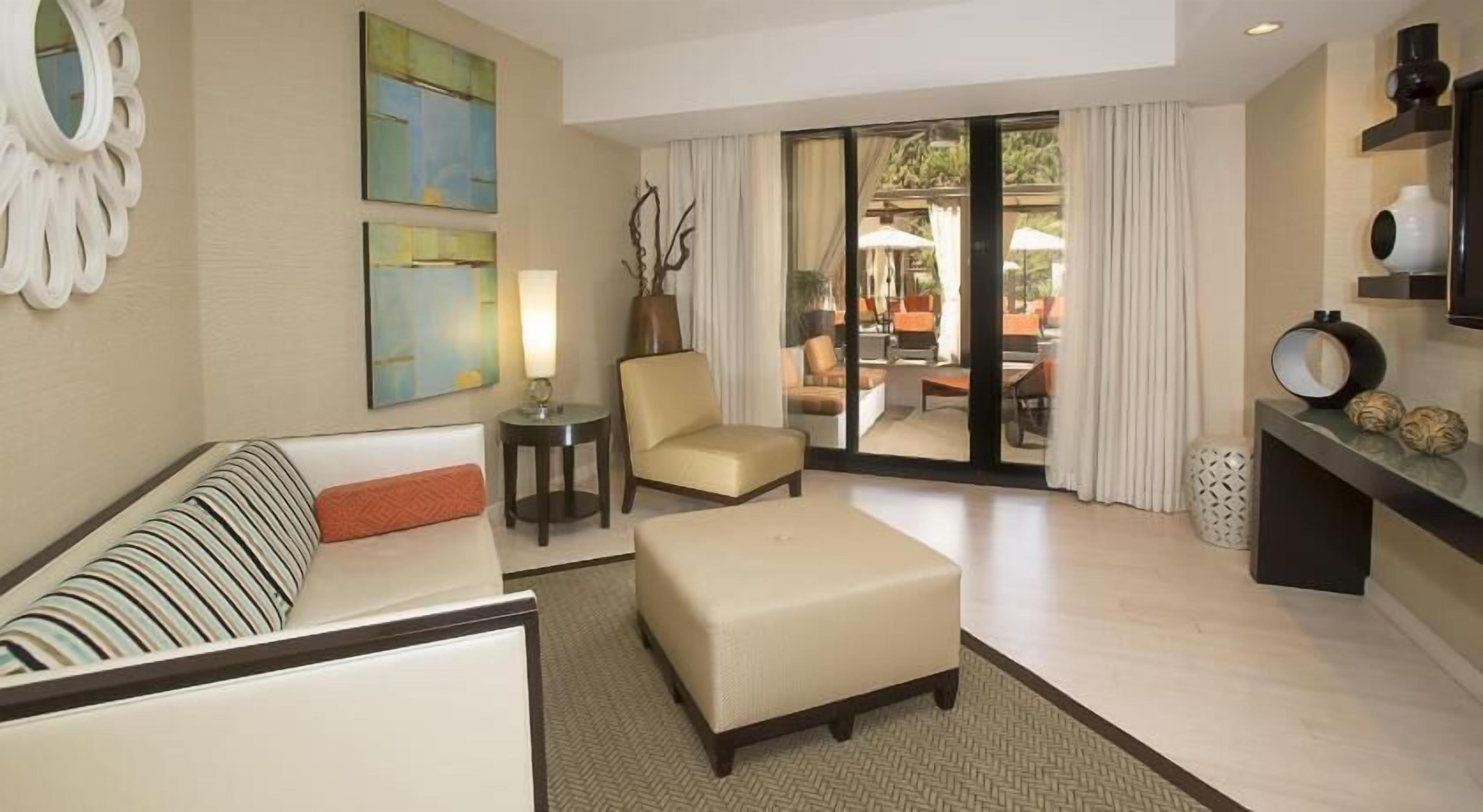 Woonruimte | Een 40-inch flatscreentelevisie met kabelzenders en een televisie