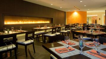 2 restaurantes, é servido café da manhã