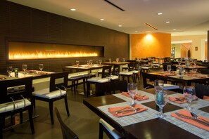 2 restaurantes; se sirven desayunos 