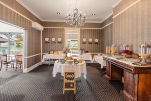 Bữa sáng buffet hàng ngày với phụ phí nhỏ 