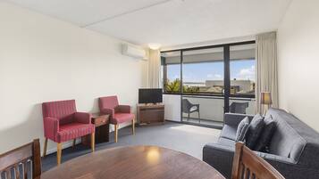 One Bedroom Suite with Balcony | Living area