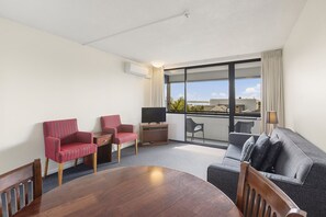 Rom – standard (One Bedroom Balcony (1BRM)) | Oppholdsområde | En 42-tommers smart-TV med Parabol-TV