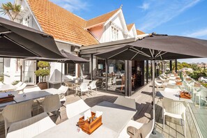 Phục vụ bữa sáng và bữa tối 