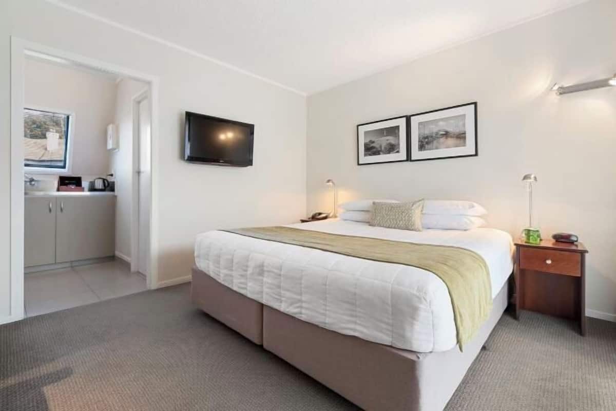 1 bedroom, laptop workspace, iron/ironing board, cots/infant beds