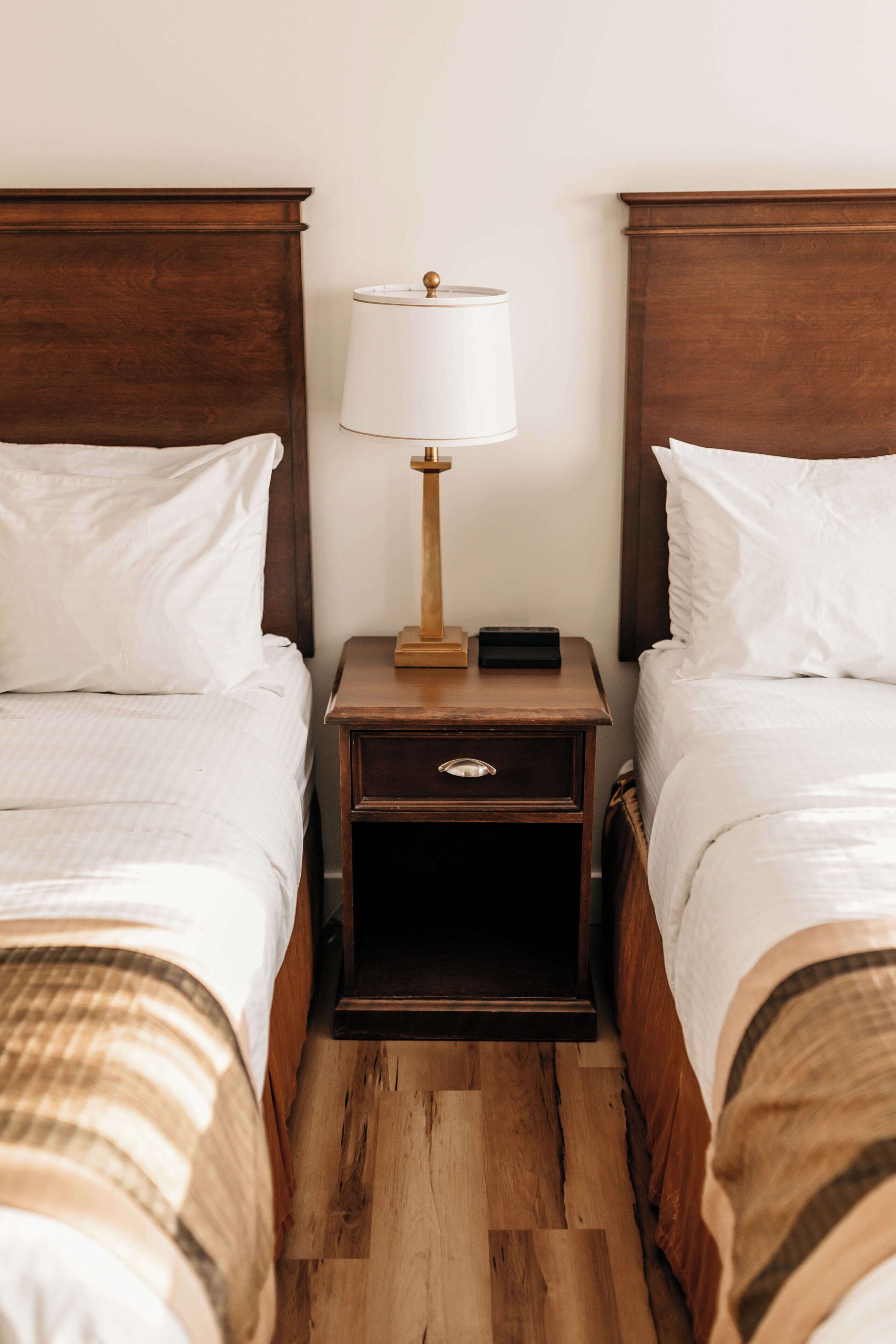 Chambre Standard, 2 grands lits | Espace de travail pour ordinateurs portables, rideaux d’obscurcissement