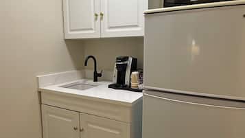 高級套房, 1 張加大雙人床 | 私人廚房 | 迷你雪櫃、咖啡機/沖茶器