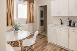 Superior Suite, 2 Queen Beds | Private kitchen | Mini-fridge, coffee/tea maker - Aurora Inn (Kingston)