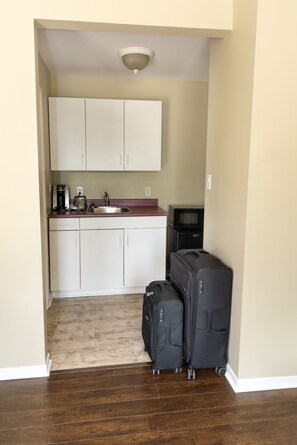 Laptop workspace, blackout drapes, iron/ironing board, free WiFi
