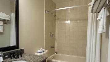 Suite Superior, 1 letto queen | Bagno | Combinazione doccia/vasca, set di cortesia gratuito, asciugacapelli