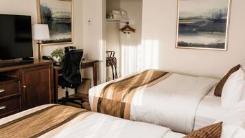 Espacio para trabajar con laptop y cortinas blackout