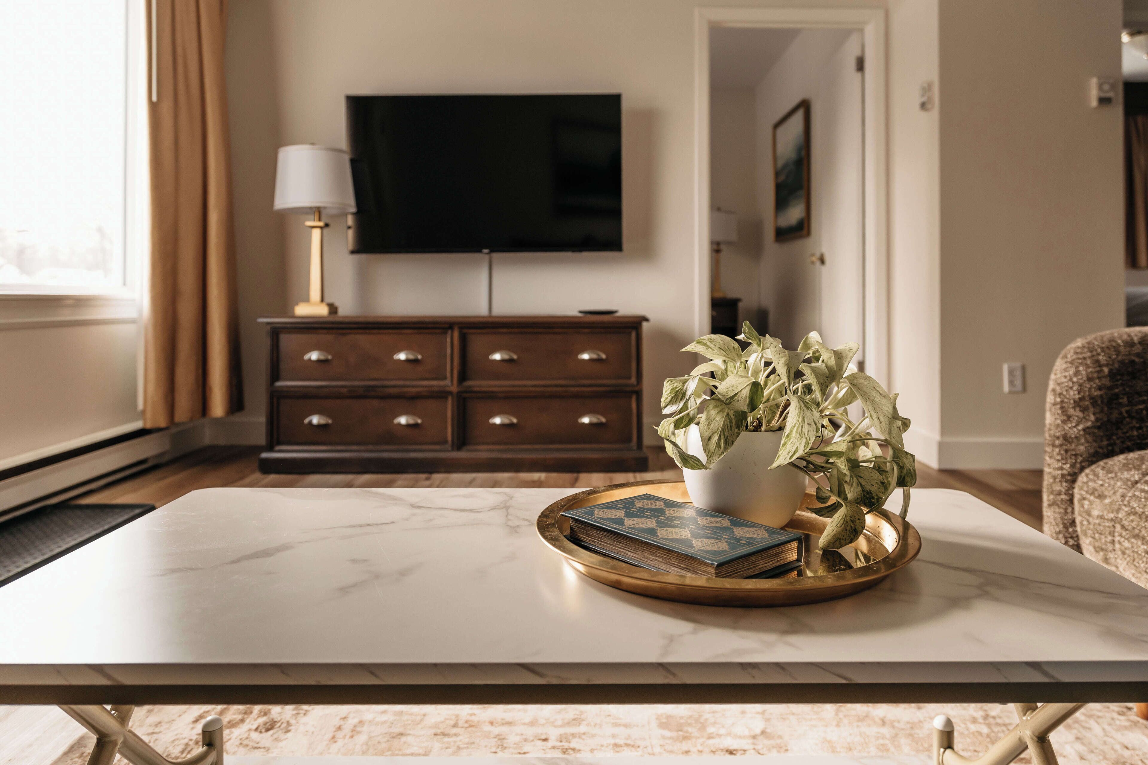 Suite supérieure, 2 grands lits | Aire de séjour | Téléviseur à écran plat de 32 po avec télévision par câble, téléviseur