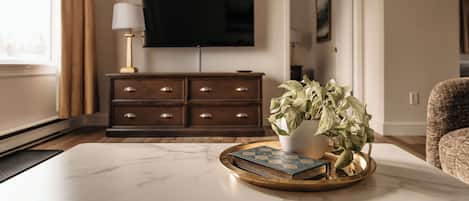 Superior suite, 2 queensize bedden | Woonruimte | Een 32-inch flatscreentelevisie met kabelzenders en televisie