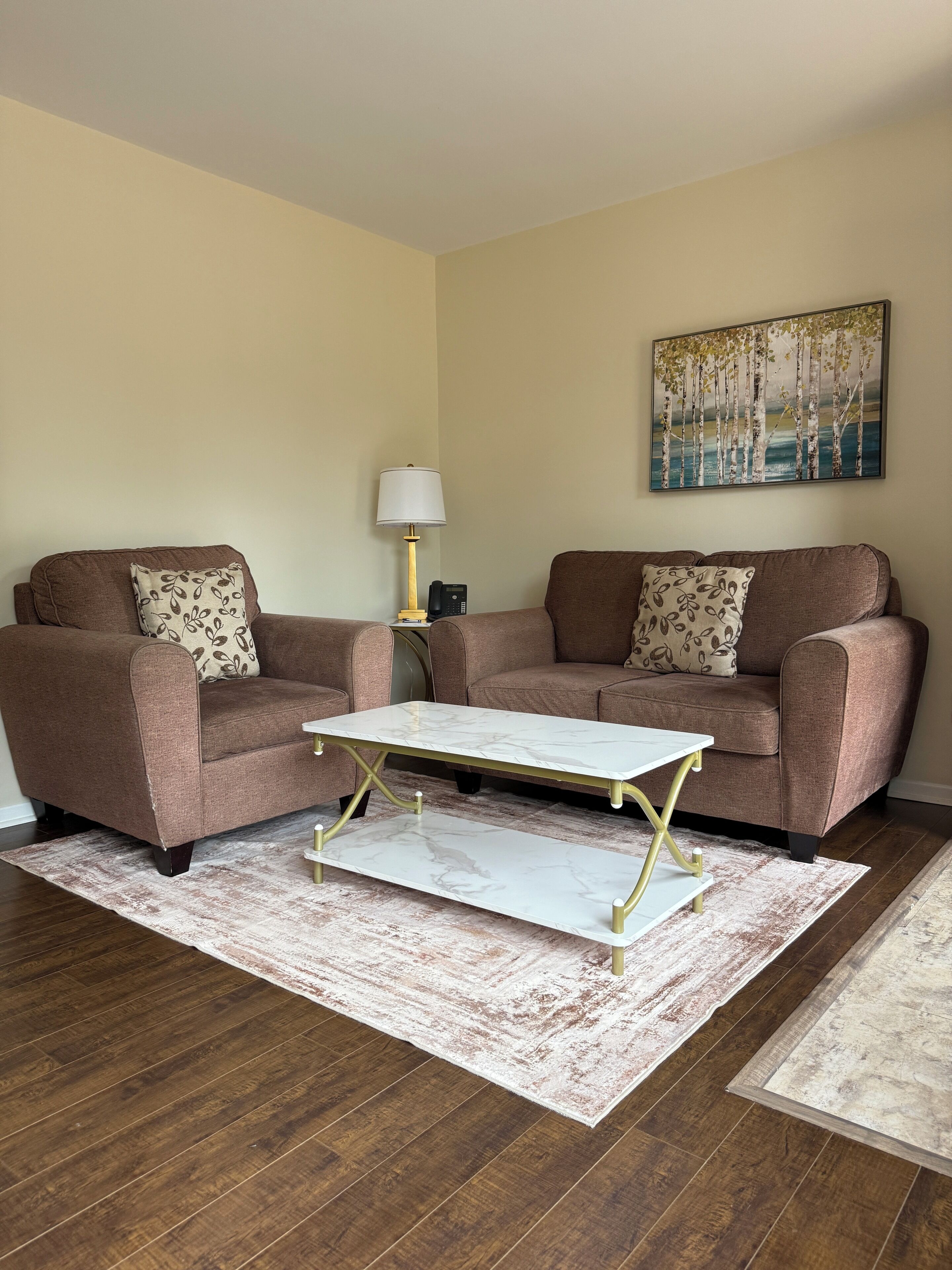 Svit Superior - 2 queensize-sängar | Vardagsrum | 32-tums platt-tv med kabelkanaler och tv