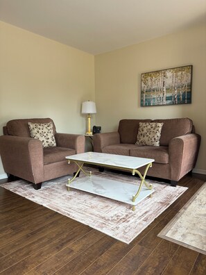 جناح سوبيريور - سريران كبيران | منطقة المعيشة | تلفزيون بشاشة مسطحة بحجم 32-بوصة يعرض قنوات تلفزيونية باشتراك مدفوع