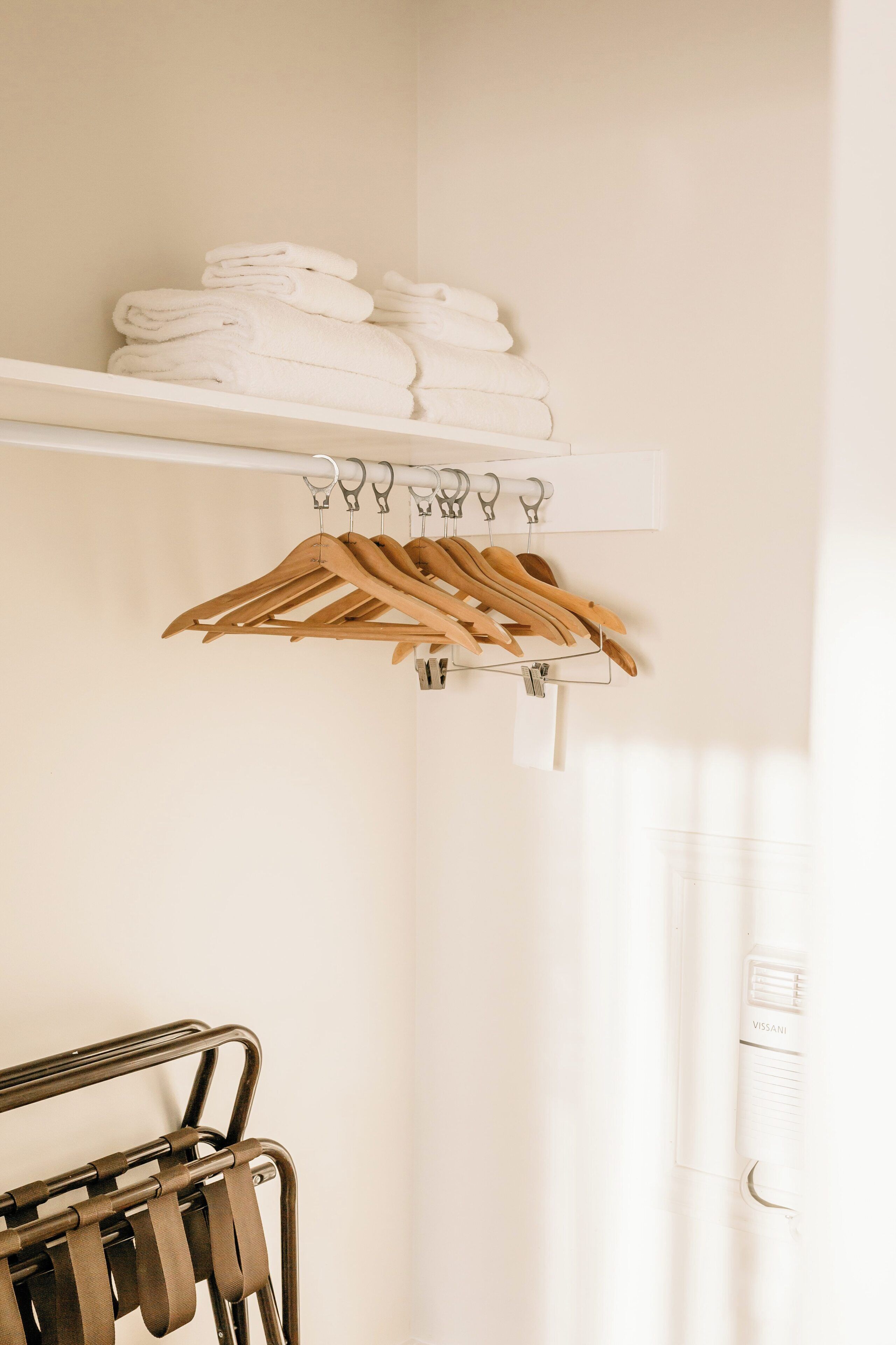 Espacio para trabajar con laptop y cortinas blackout 