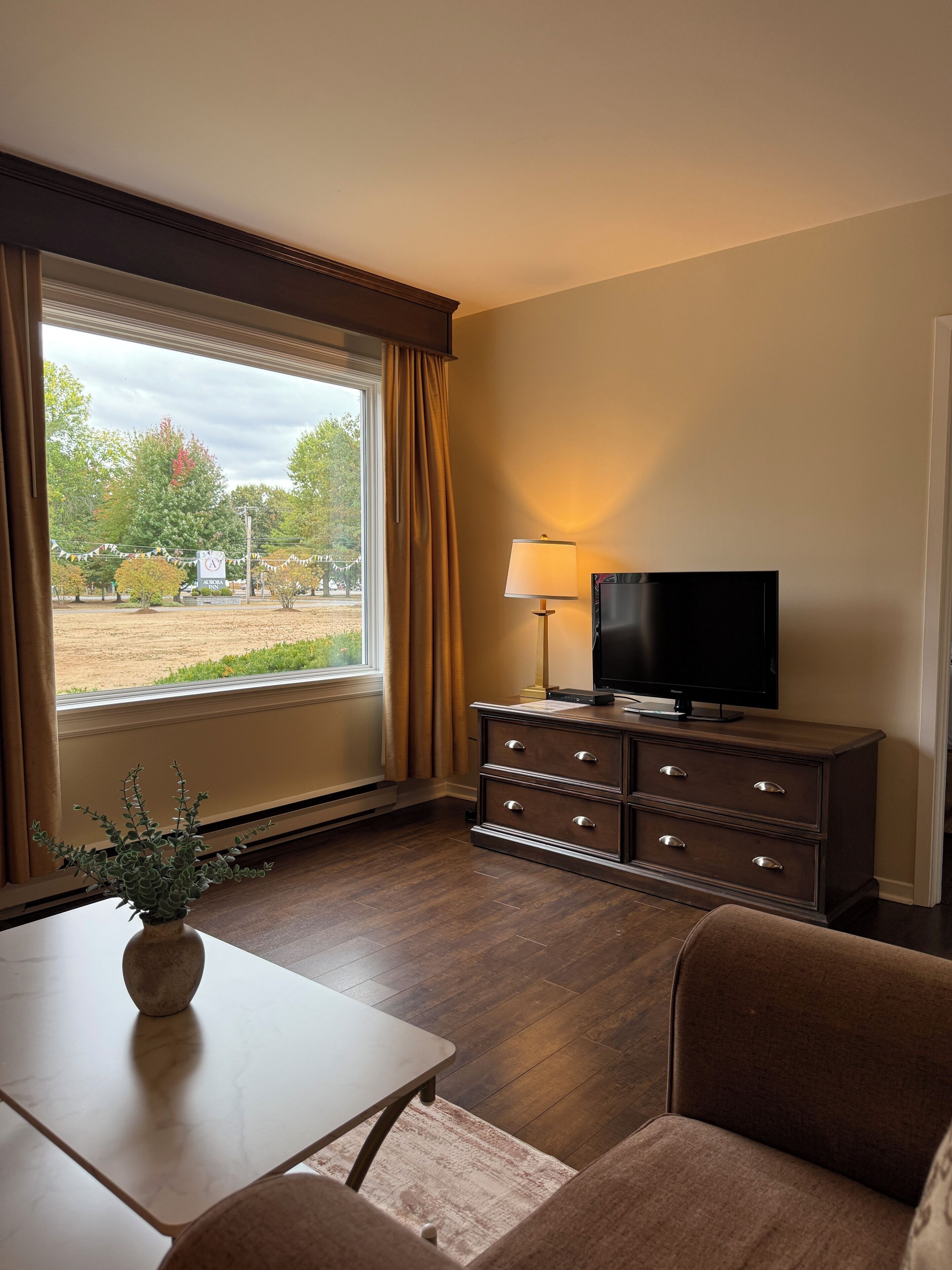 Suite superior, 2 camas Queen size | Área de sala de estar | Televisión de pantalla plana de 32 pulgadas con canales por cable 