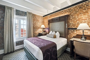 Chambre, 1 grand lit (Petite) | Coffres-forts dans les chambres, bureau, fer et planche à repasser