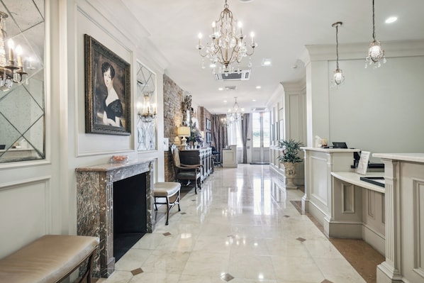 Lobby lounge - French Market Inn (New Orleans)