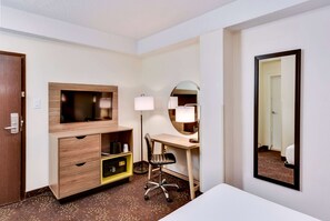 Room, 1 Queen Bed, Non Smoking | Pillowtop beds, desk, blackout drapes, iron/ironing board