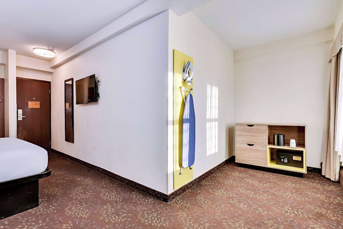 Business Room, 1 King Bed, Non Smoking | Pillowtop beds, desk, blackout drapes, iron/ironing board