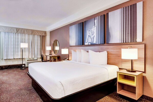 Business Room, 1 King Bed, Non Smoking | Pillowtop beds, desk, blackout drapes, iron/ironing board