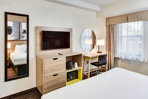 Pillow-top beds, desk, blackout curtains, iron/ironing board - Days Inn by Wyndham Washington DC/Connecticut Avenue (Washington)