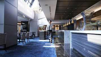 2 restaurants, serveren ontbijt