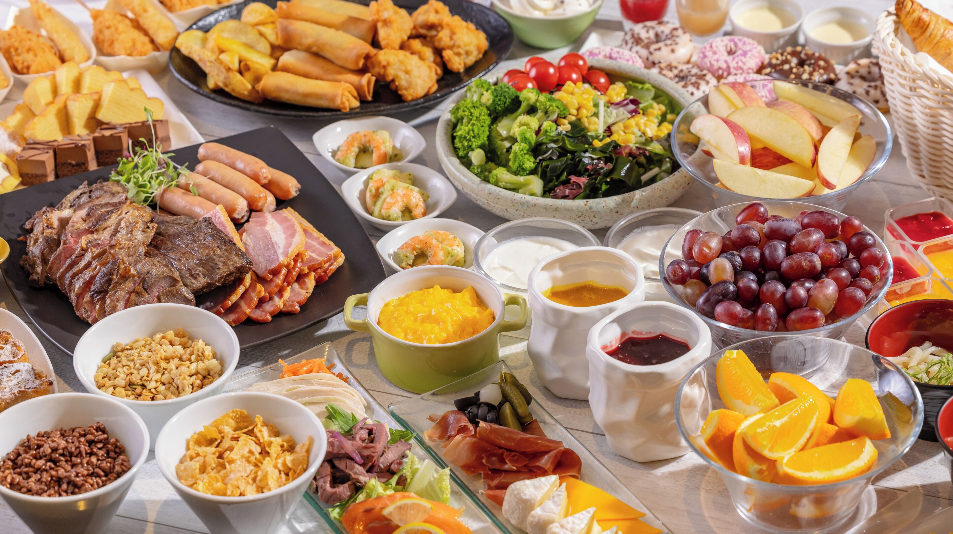 Diversas opciones de comida, incluyendo carnes, frutas y verduras.