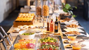 朝食 (ビュッフェ)、毎日提供 (1 名様 3300 JPY)
