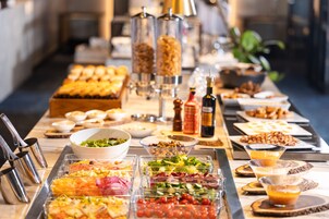 Tägliches Frühstücksbuffet gegen Gebühr