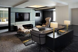 Suite, non fumatori (Cross Floor) | Area soggiorno | TV