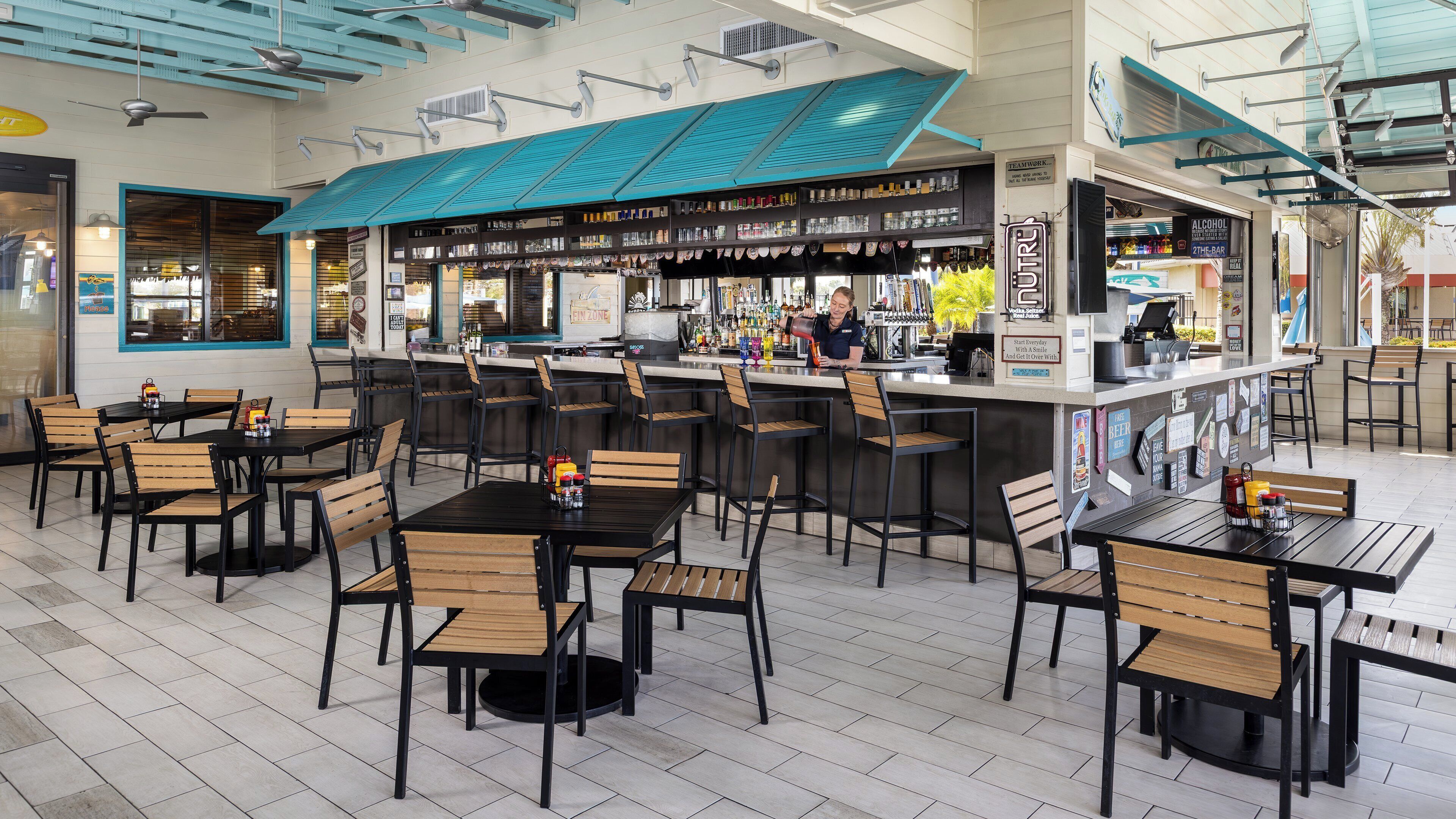 8 restaurantes; se sirve desayuno, almuerzo y cena; pizza