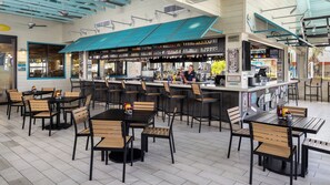 8 restoran, melayani sarapan, makan siang, makan malam; sajian pizza