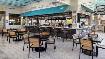 8 间餐厅，供应早餐、午餐和晚餐，披萨饼