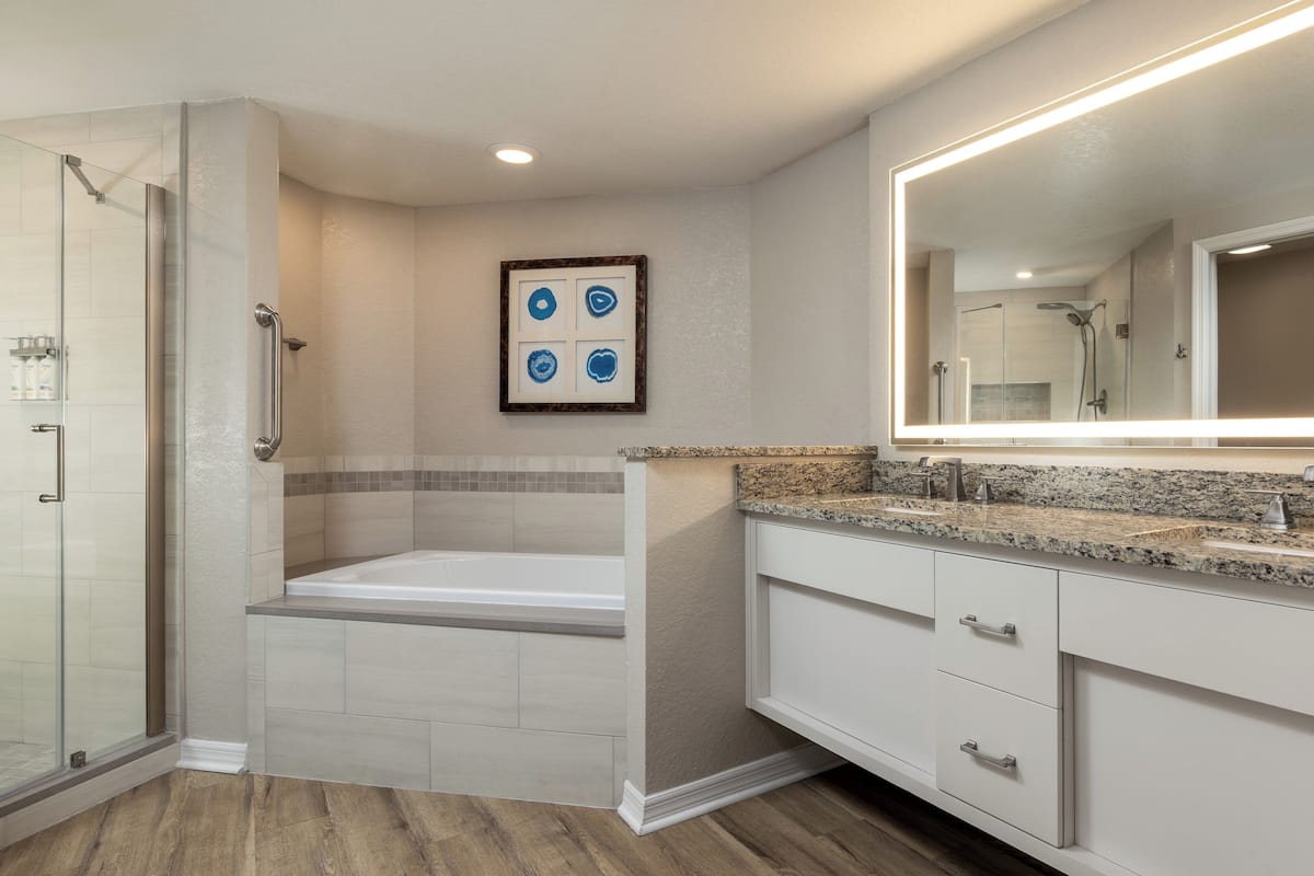 In-room safe, laptop workspace, blackout drapes, iron/ironing board