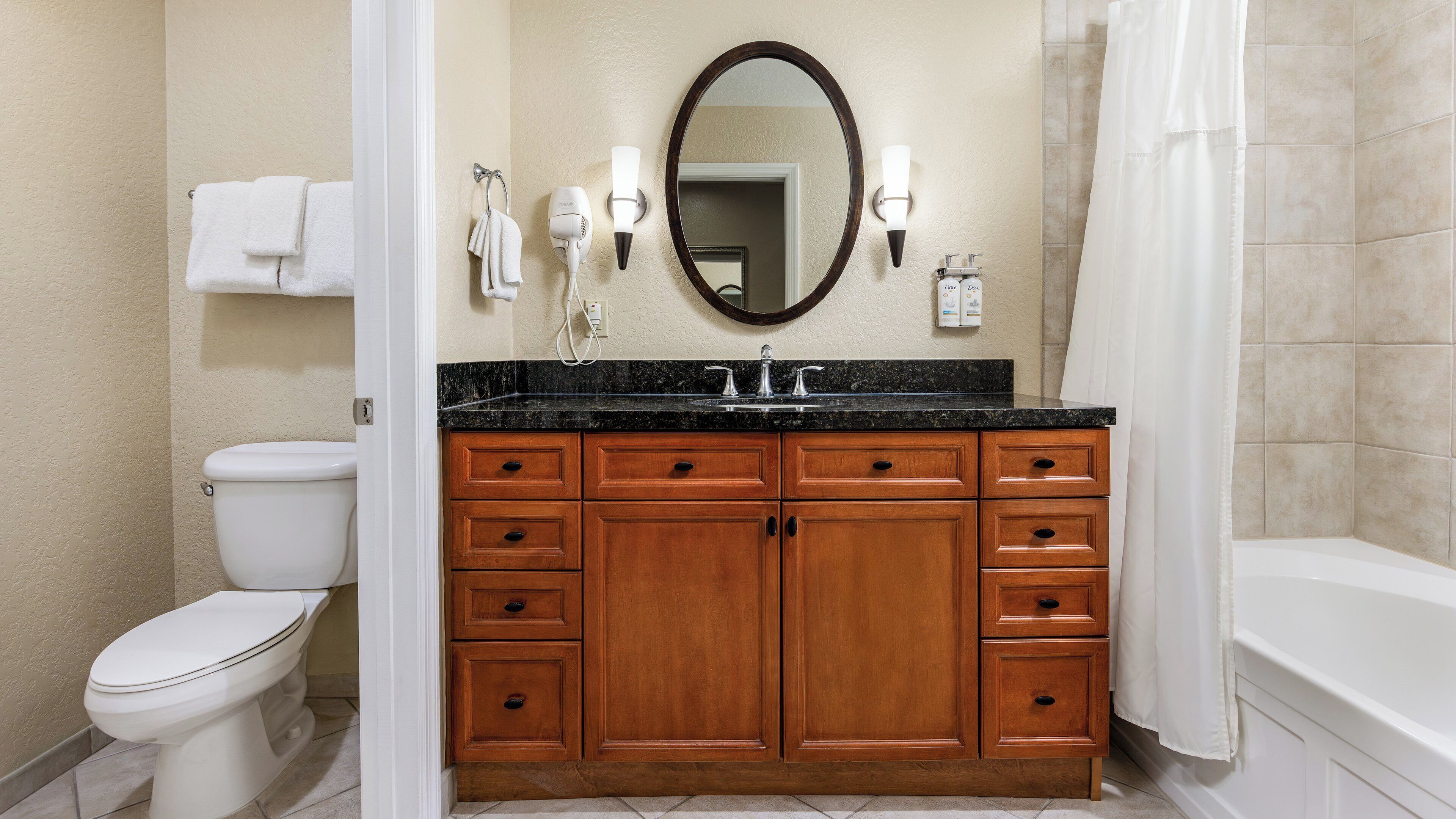 Caja de seguridad en la habitación y espacio para trabajar con laptop 