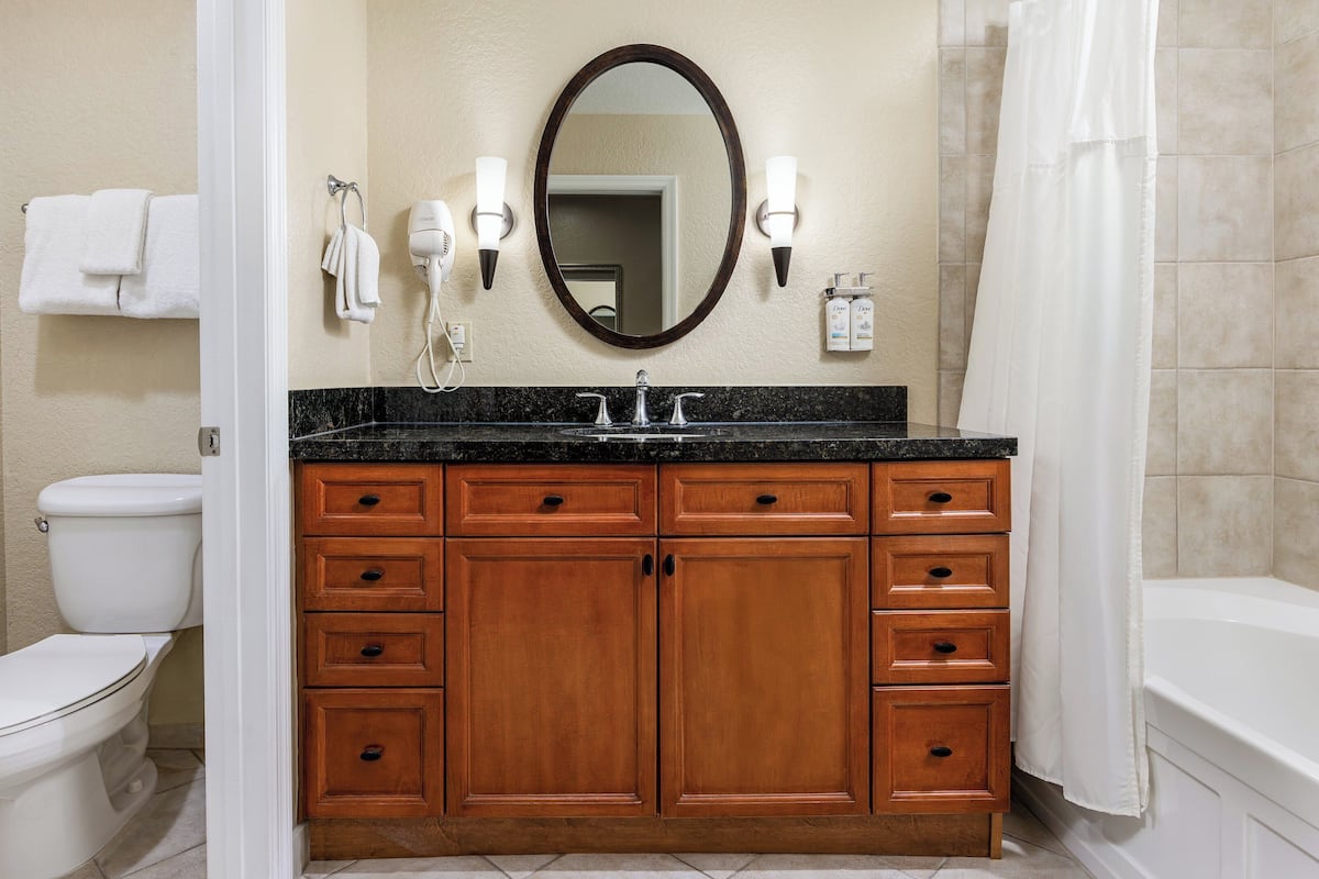 Caja de seguridad en la habitación y espacio para trabajar con laptop