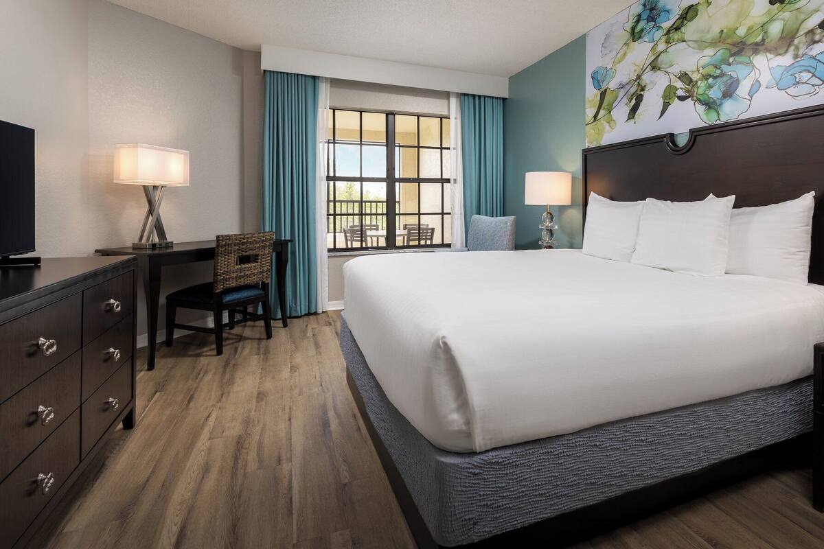 In-room safe, laptop workspace, blackout drapes, iron/ironing board