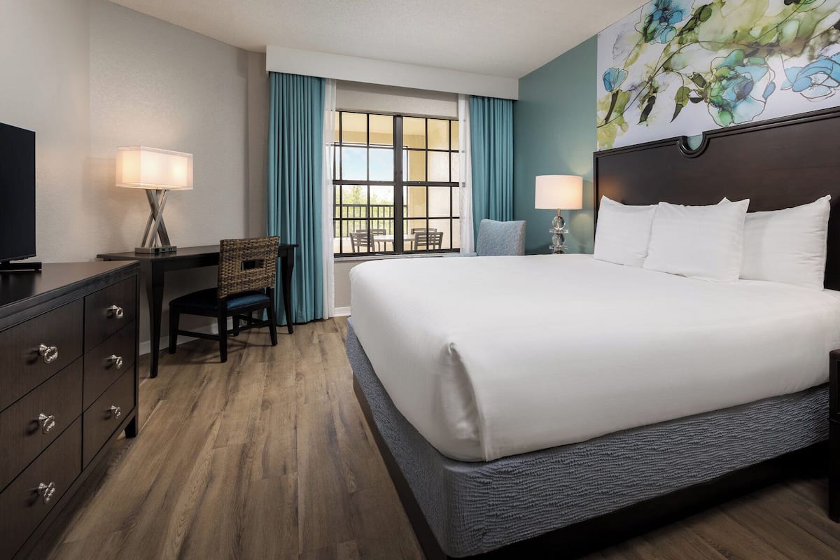 Safe på rommet, skrivebord for bærbar PC og blendingsgardiner