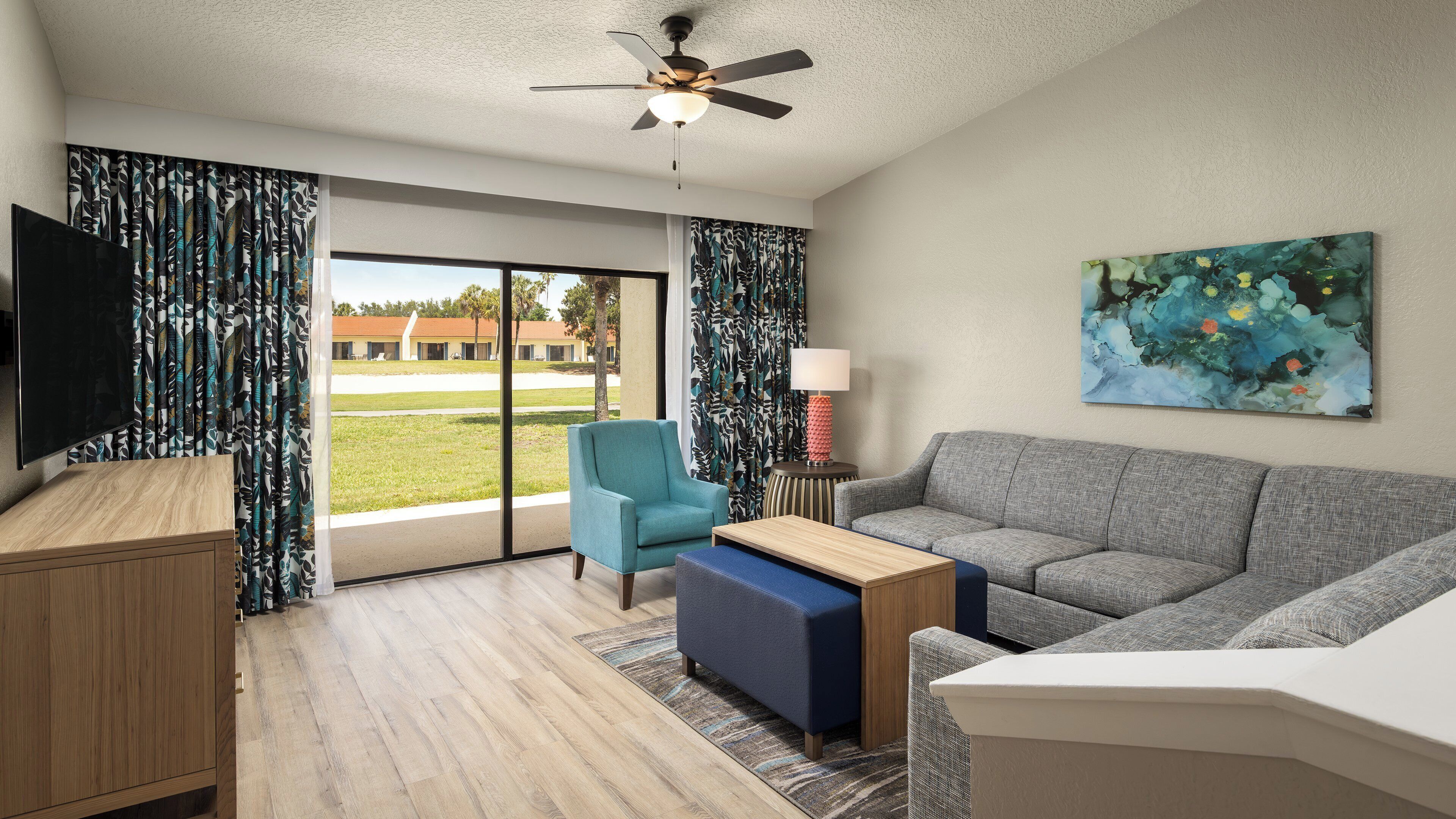 Cofres nos quartos, espaço de trabalho para notebook, cortinas blackout