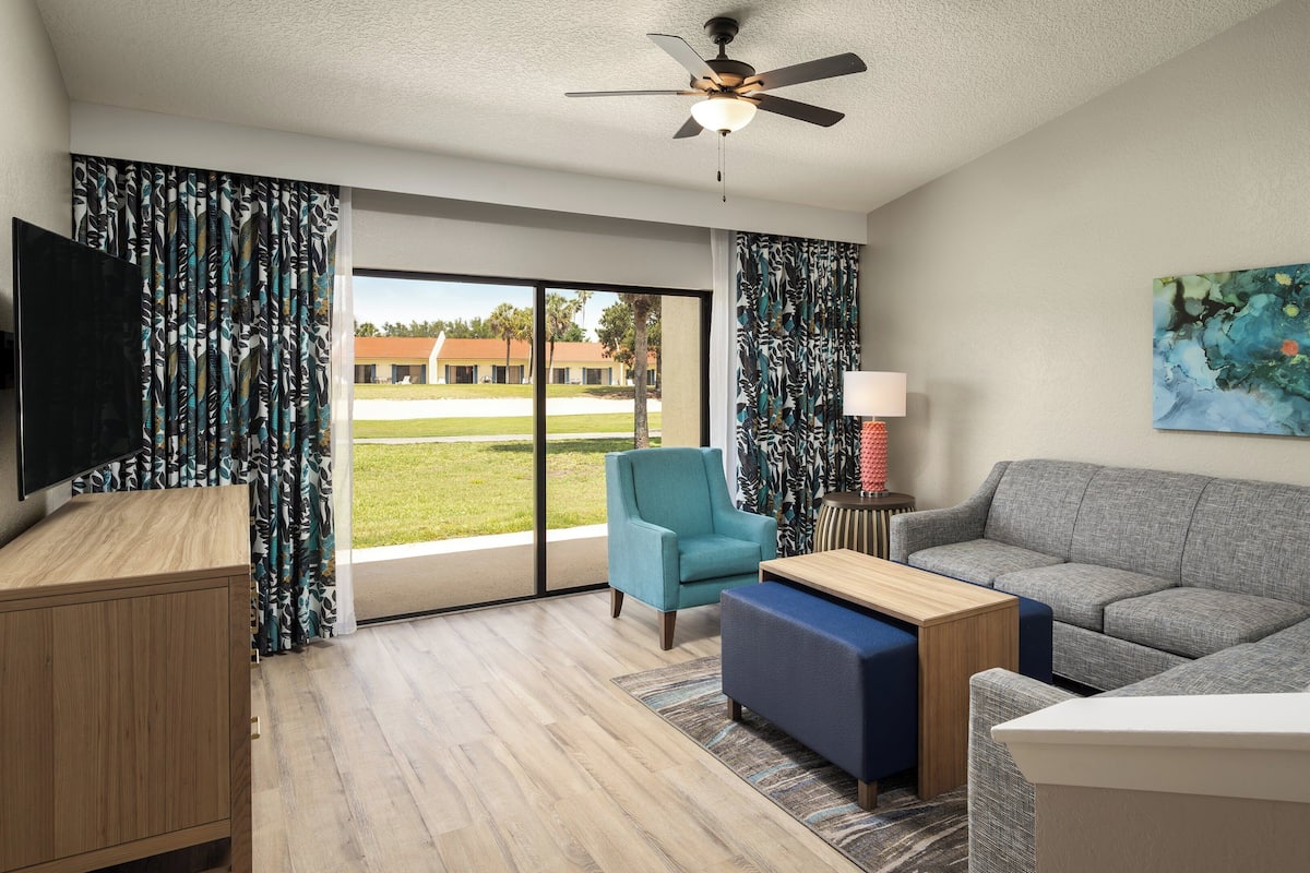 客房内保险箱、笔记本电脑工作区、遮光窗帘、熨斗/熨衣板