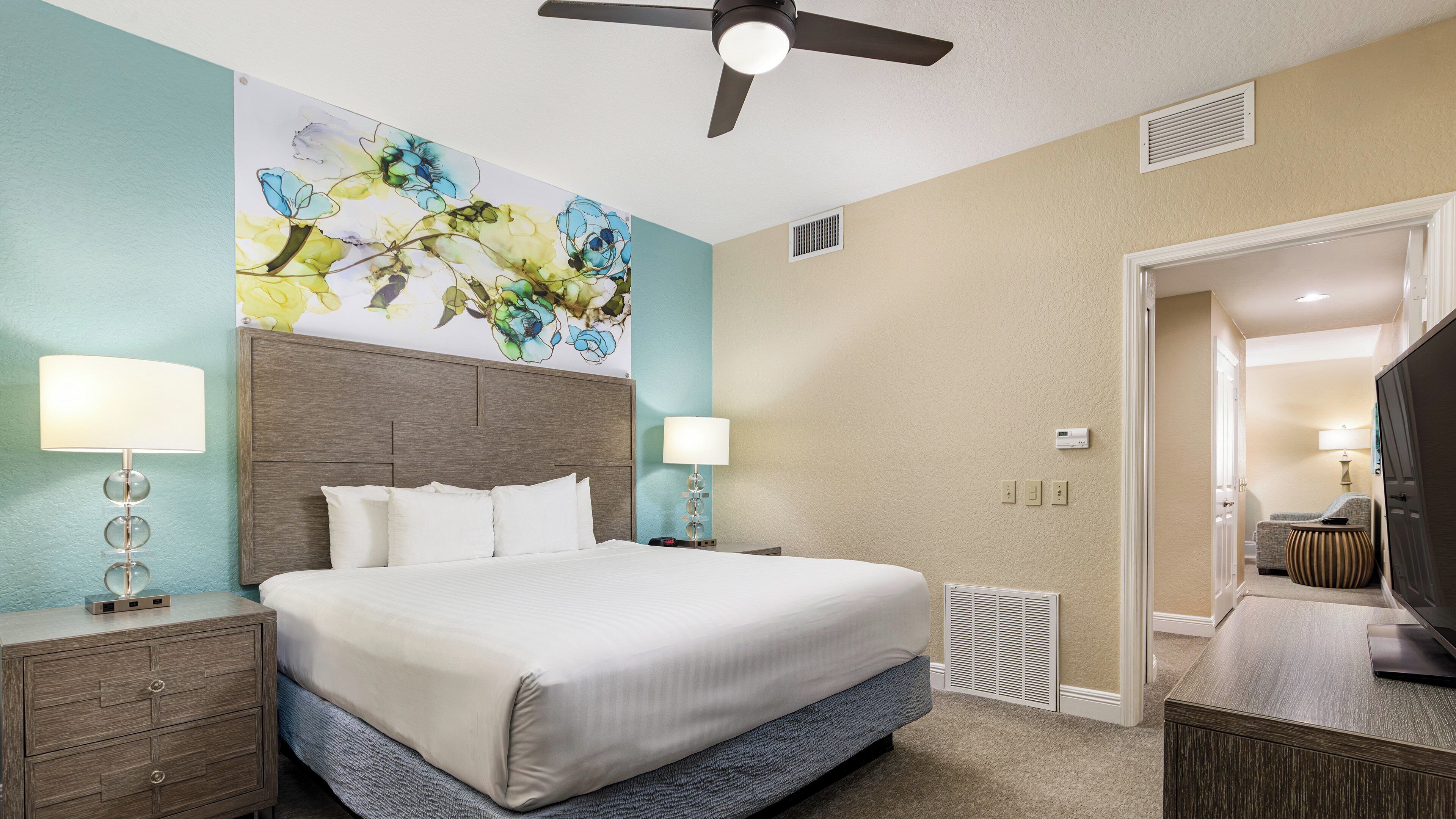 Studiosuite, 1 kingsize-seng | Safe på rommet, skrivebord for bærbar PC og blendingsgardiner