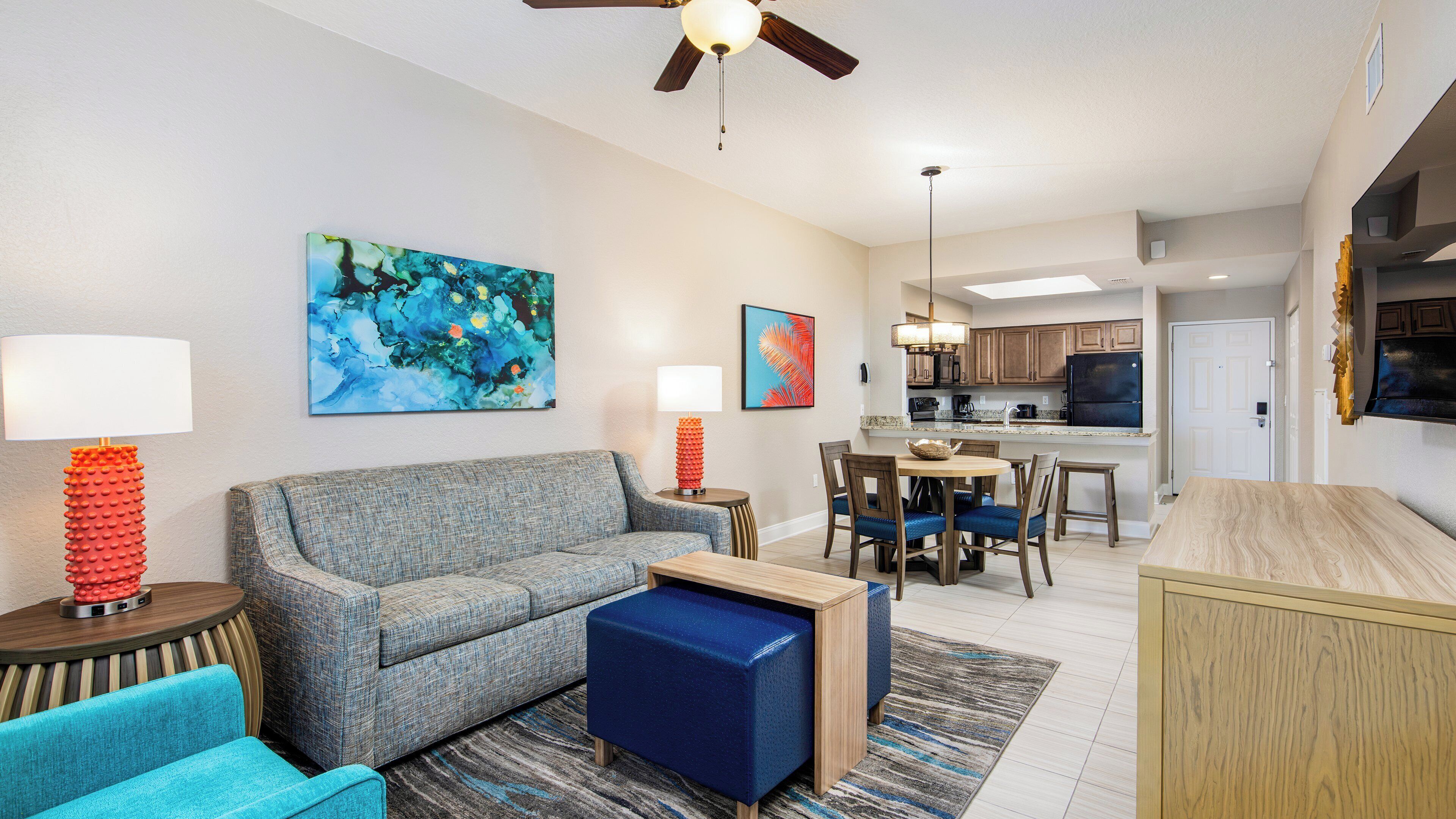 Safe på rommet, skrivebord for bærbar PC og blendingsgardiner