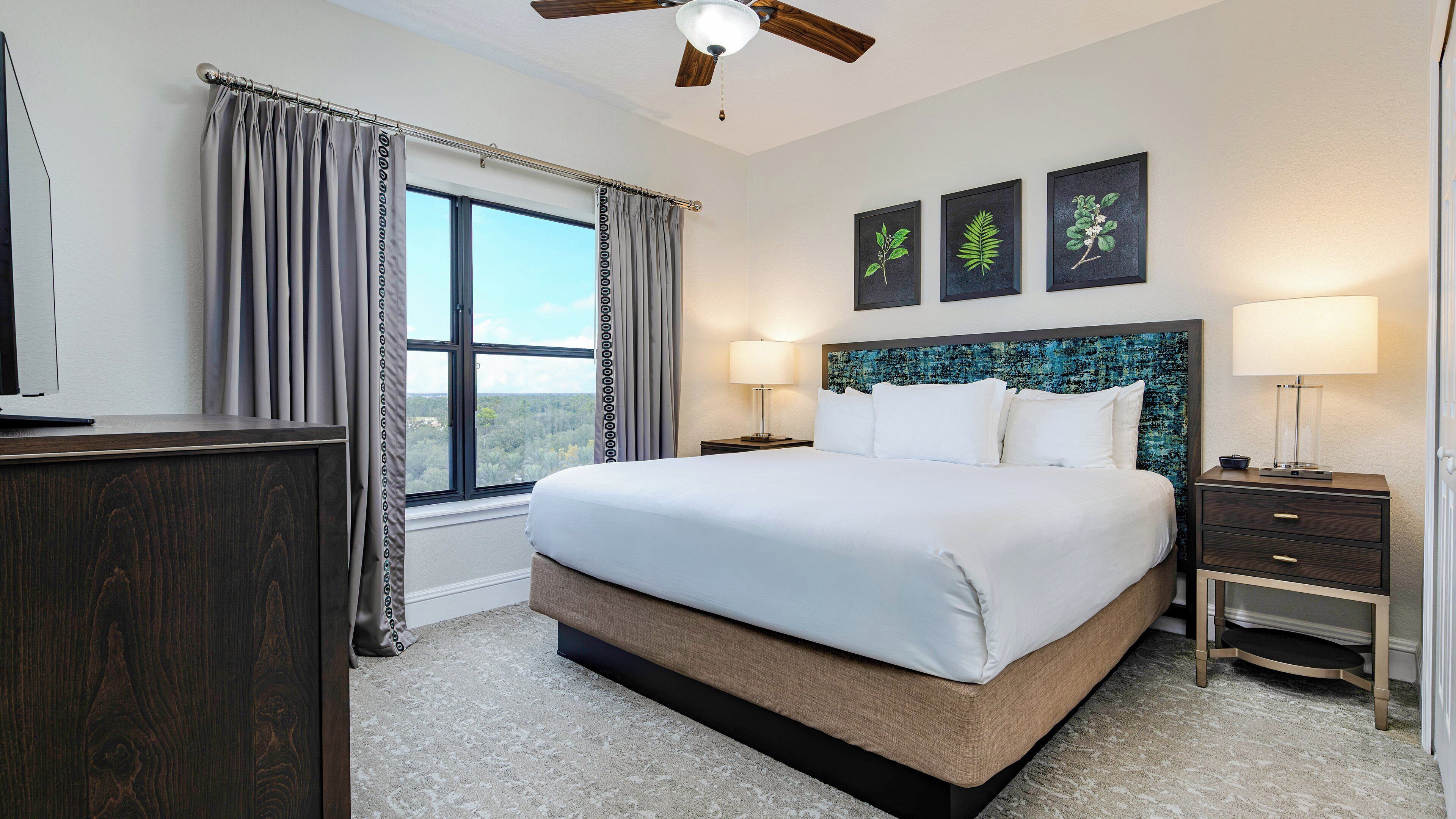 Cofres nos quartos, espaço de trabalho para notebook, cortinas blackout