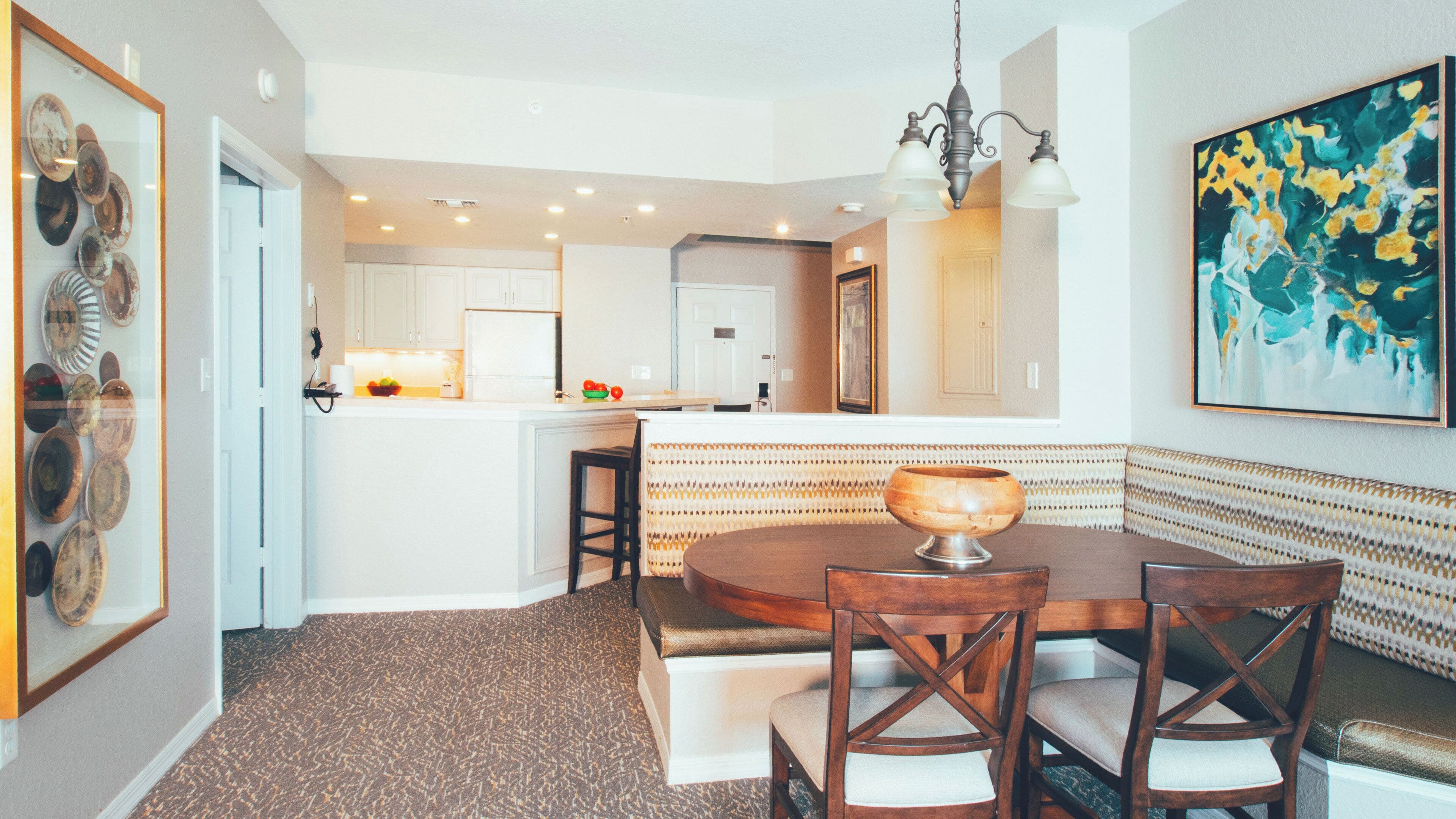 Zimmersafe, laptopgeeigneter Arbeitsplatz, Verdunkelungsvorhänge