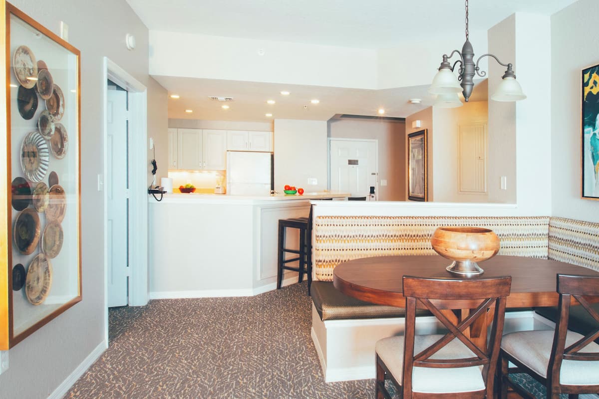 Zimmersafe, laptopgeeigneter Arbeitsplatz, Verdunkelungsvorhänge