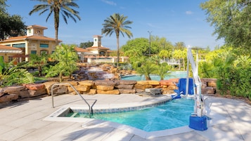 7 piscinas al aire libre, camas de piscina con cargo, sombrillas