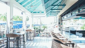 8 nhà hàng, phục vụ bữa sáng, bữa trưa, bữa tối, pizza 