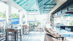8 nhà hàng, phục vụ bữa sáng, bữa trưa, bữa tối, pizza