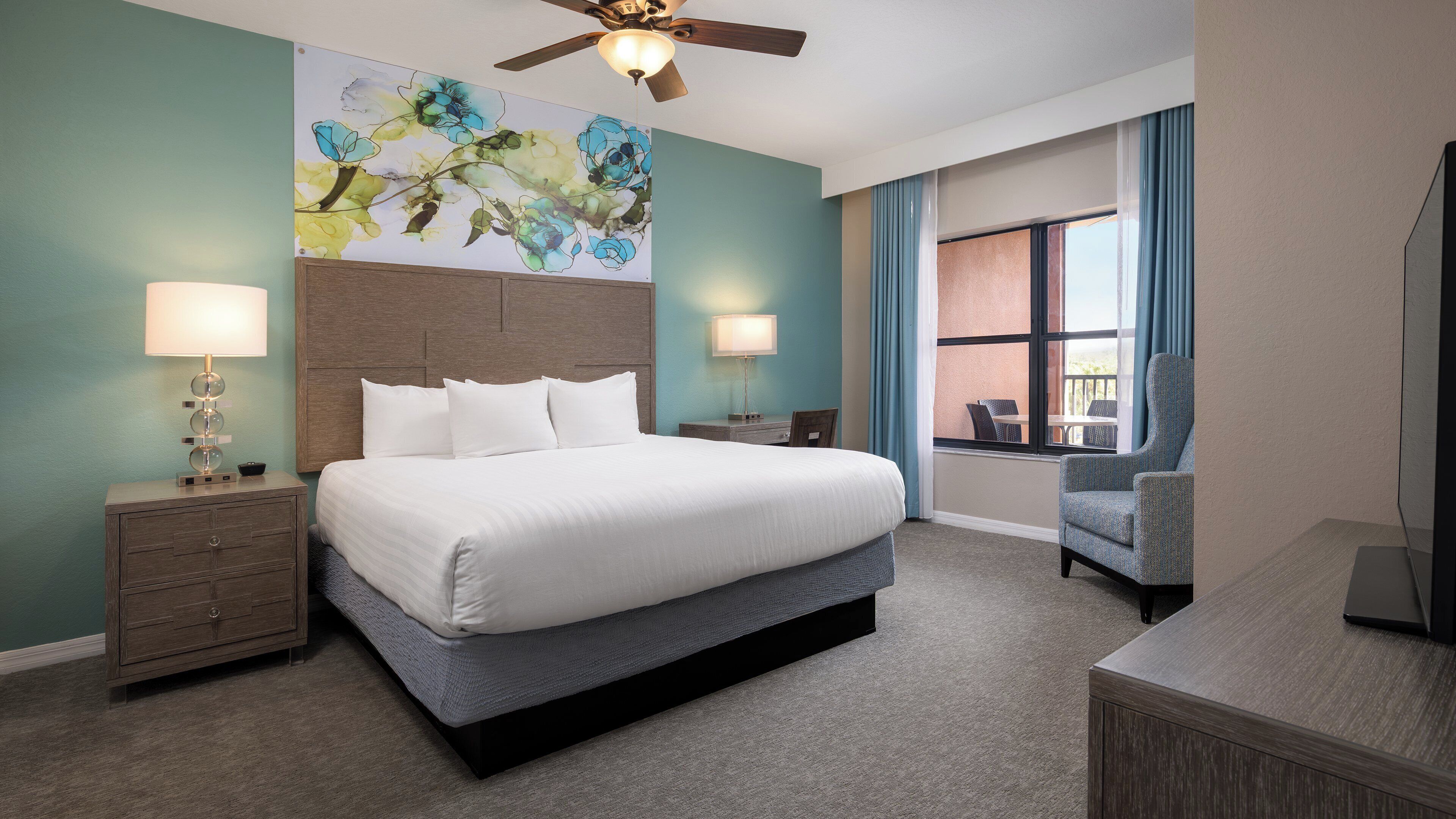 Zimmersafe, laptopgeeigneter Arbeitsplatz, Verdunkelungsvorhänge